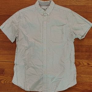 Men's short sleeve shirt.